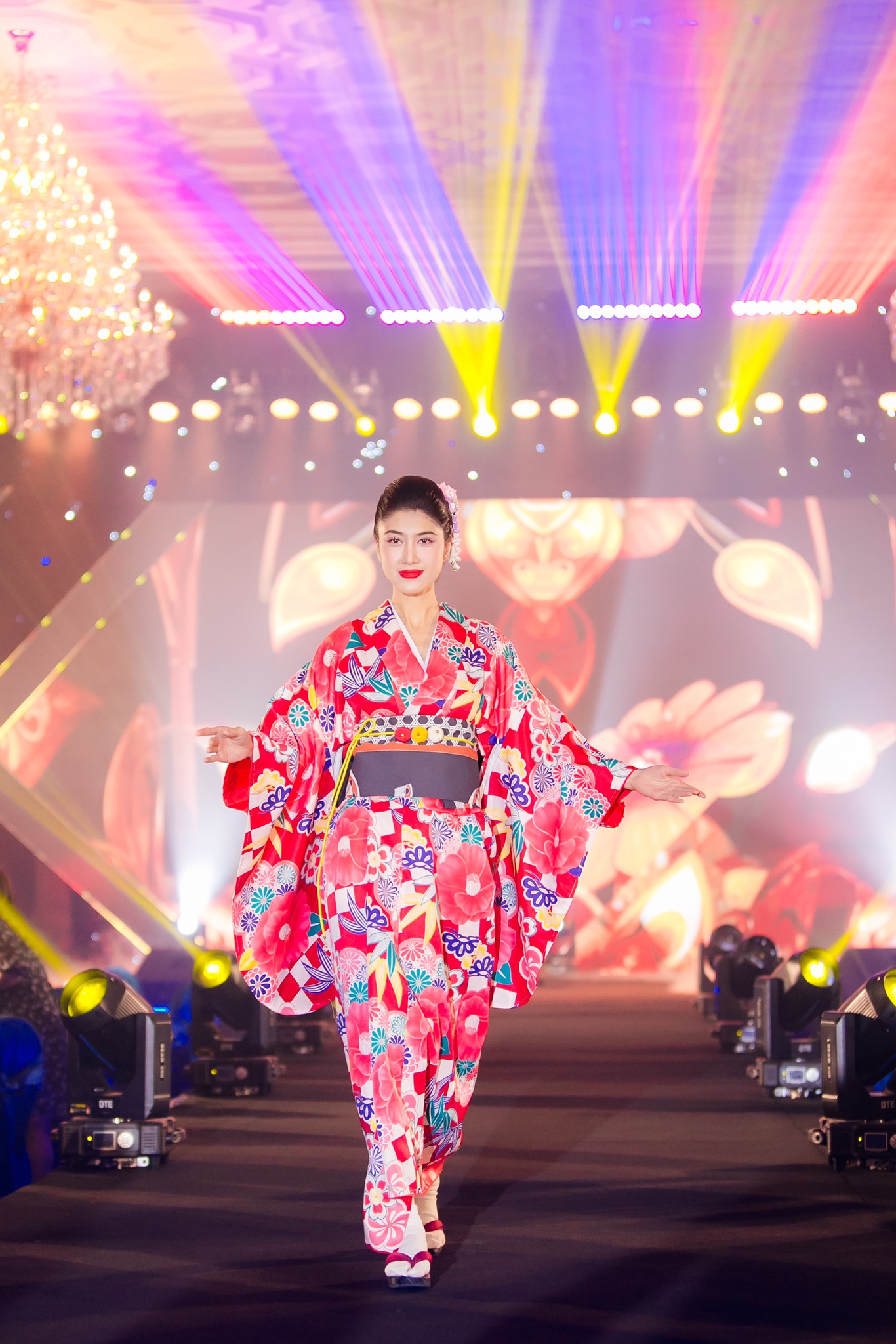 4S làm Fashion show