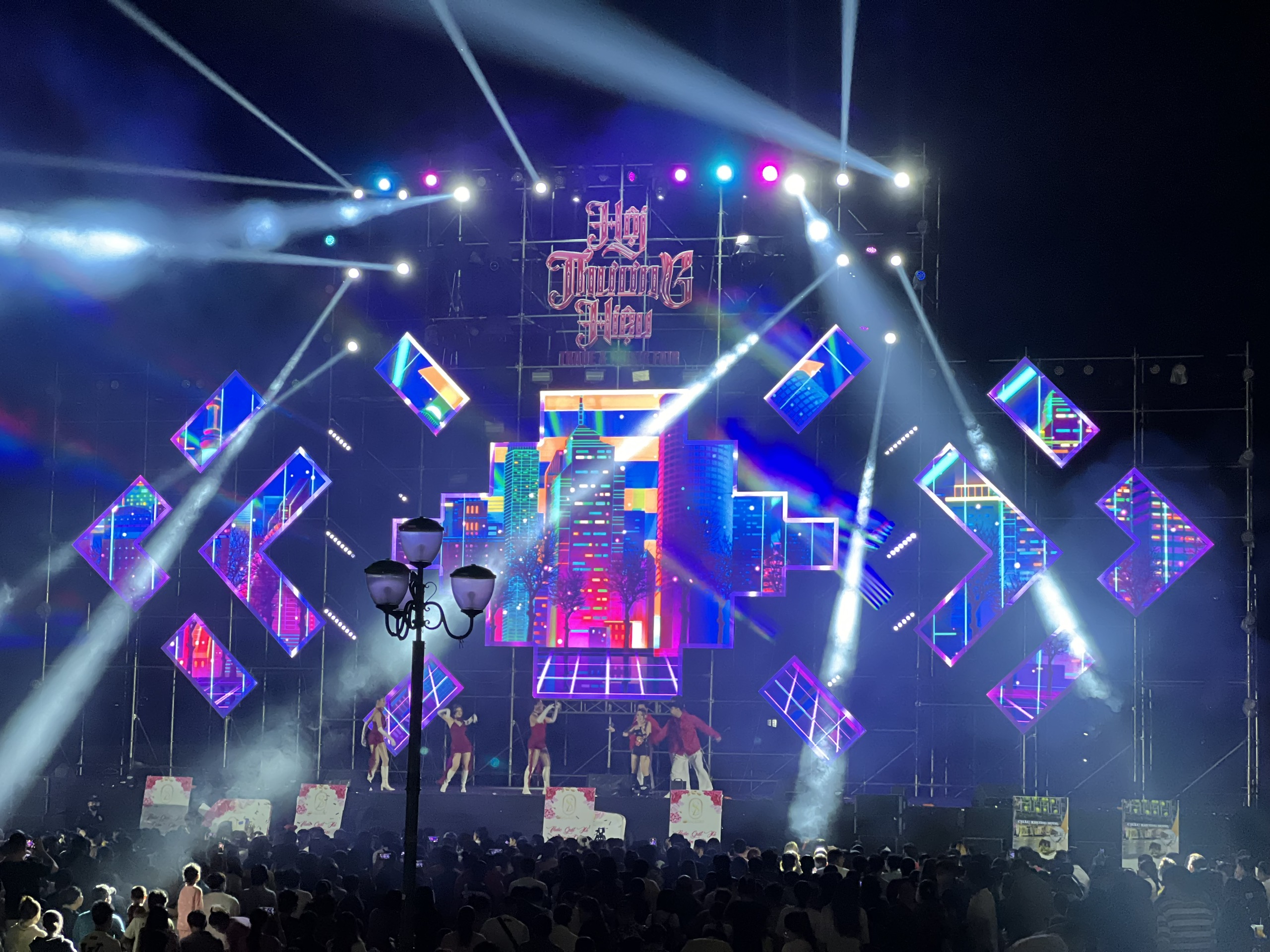 Hệ thống ánh sáng biểu diễn chuyên nghiệp