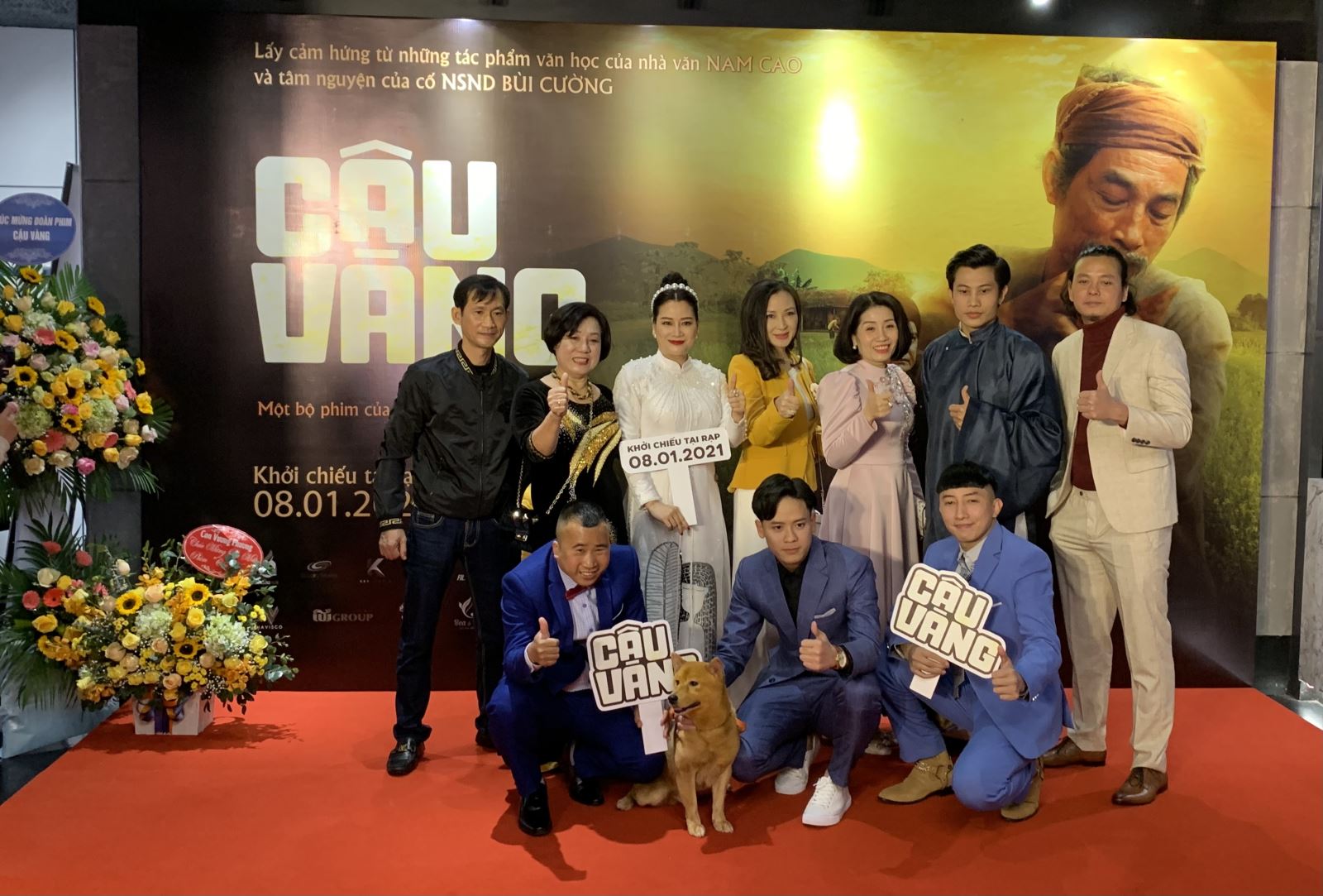 Khách mời chụp hình checkin cùng photobooth và hashtag