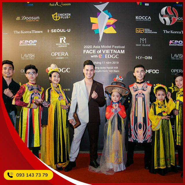 Người mẫu chụp hình cùng Photobooth