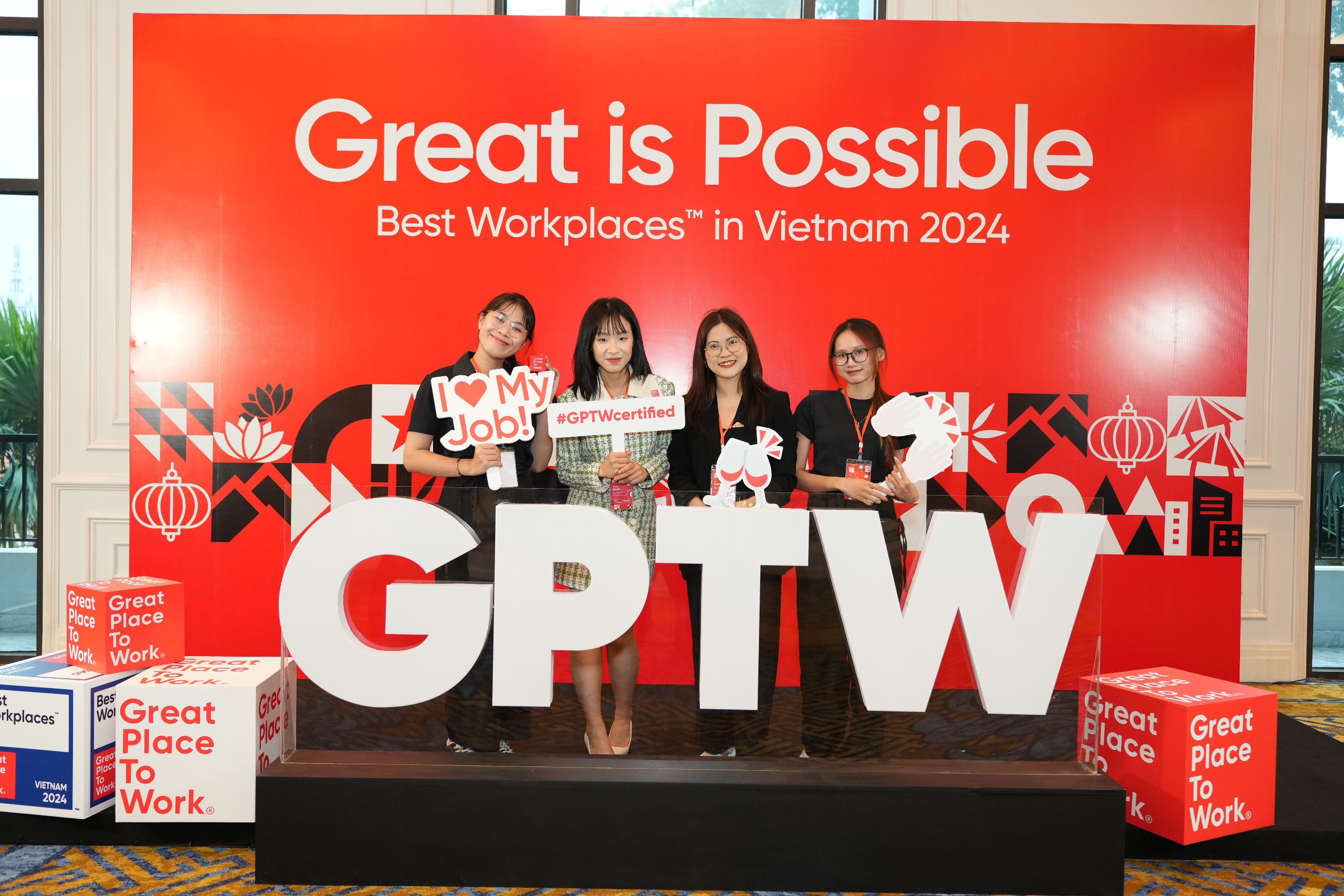 Nhân sự 4S Hoàng Sa Việt chụp cùng khách hàng Nhân sự 4S Hoàng Sa Việt chụp cùng khách hàng