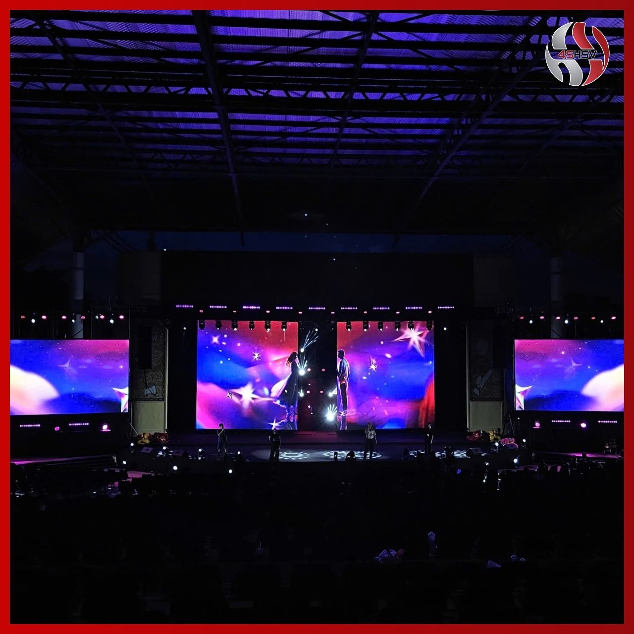 Ý tưởng sân khấu độc đáo với màn hình LED tách ray