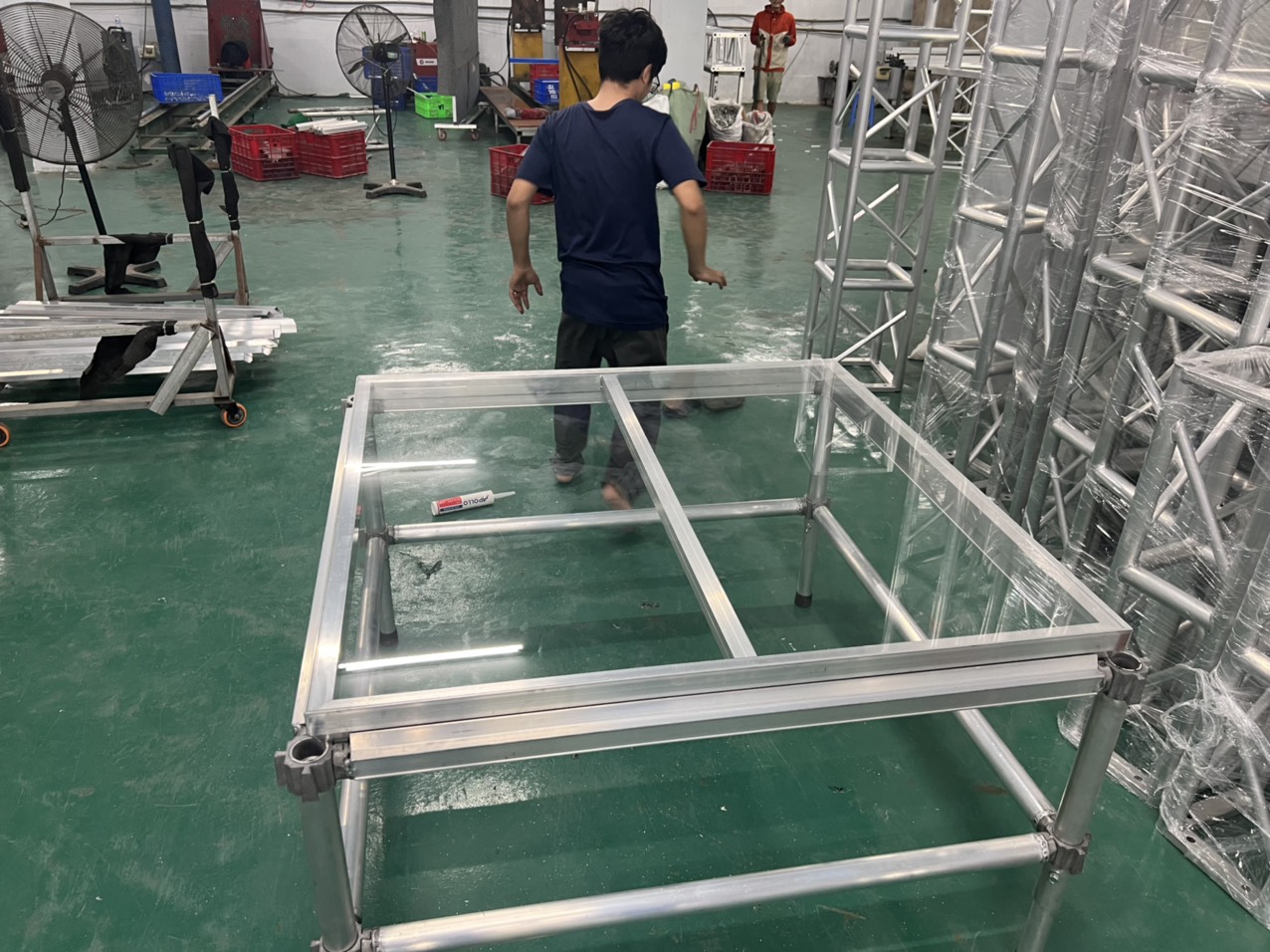 bục sân khấu trong suốt