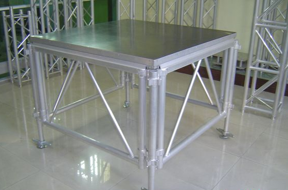 bục sân khấu vuông