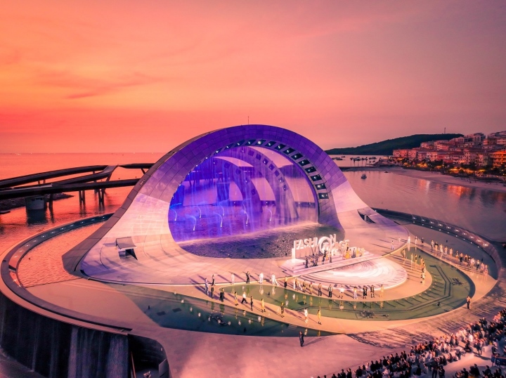 san khau catwalk tren nuoc