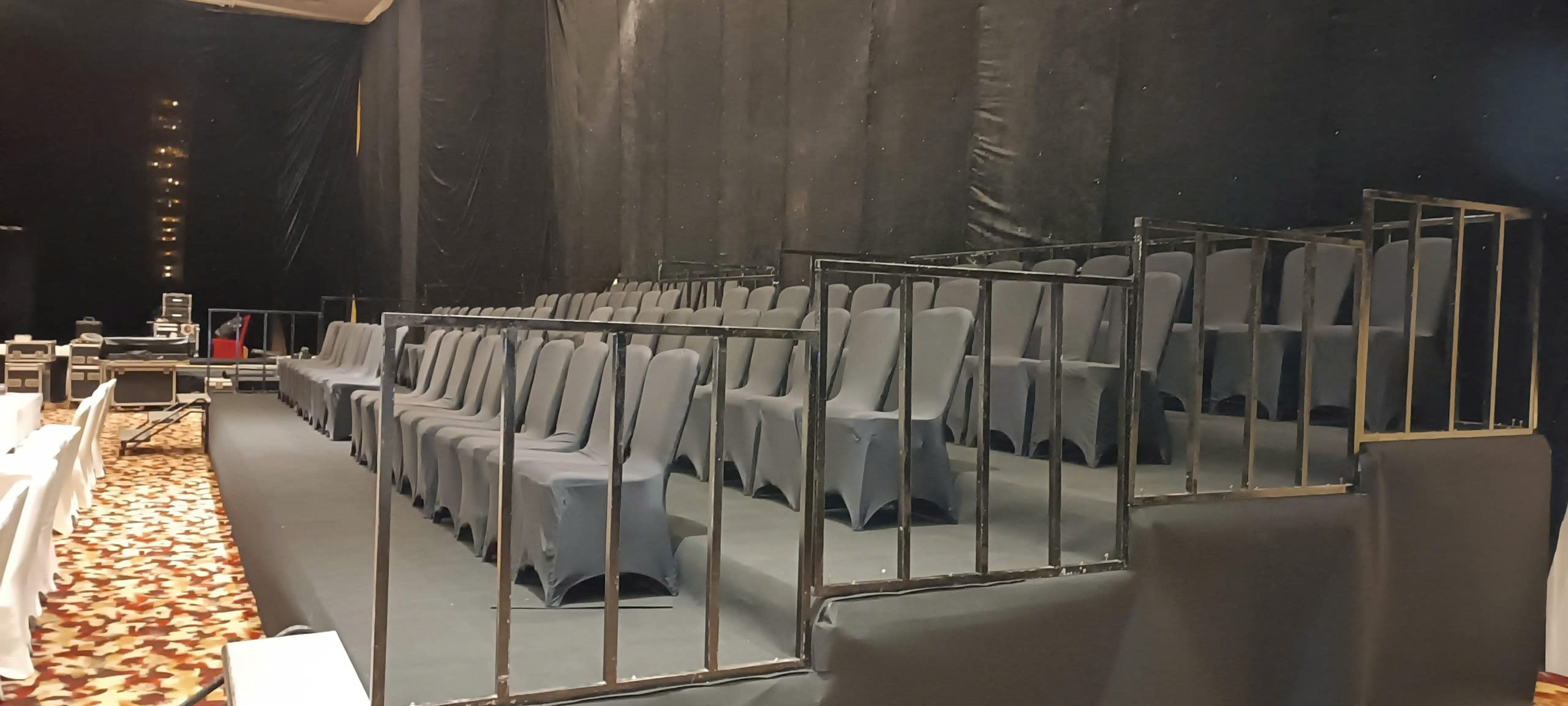 bục sân khấu làm khán đài