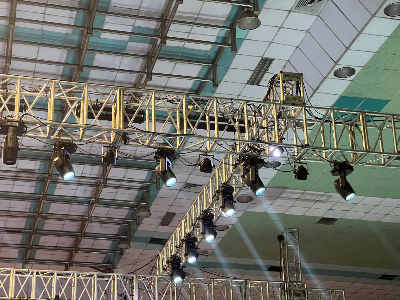 khung truss treo thiết bị