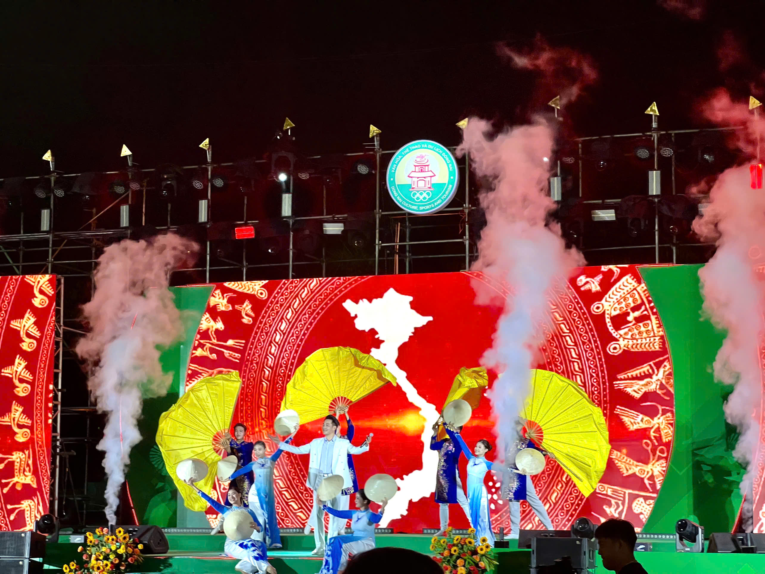 layer truss gắn thiết bị sân khấu sự kiện