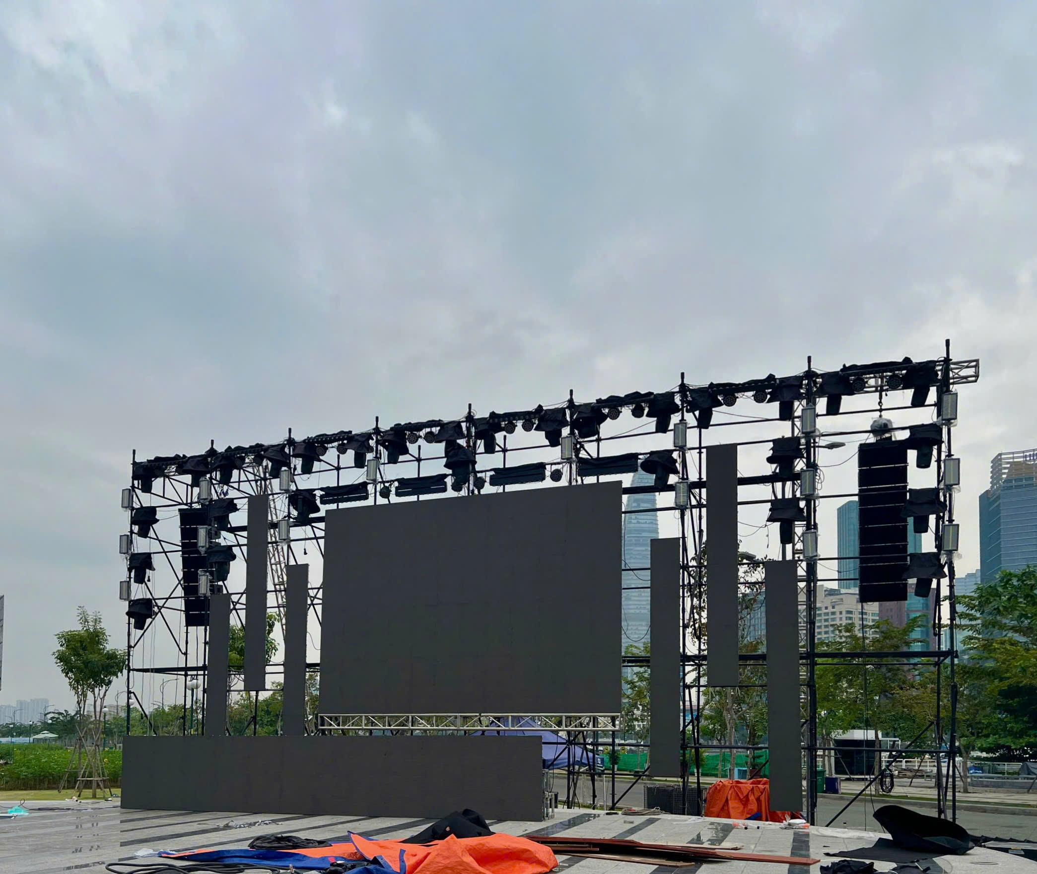 4S Hoàng Sa Việt thi công layer truss sự kiện