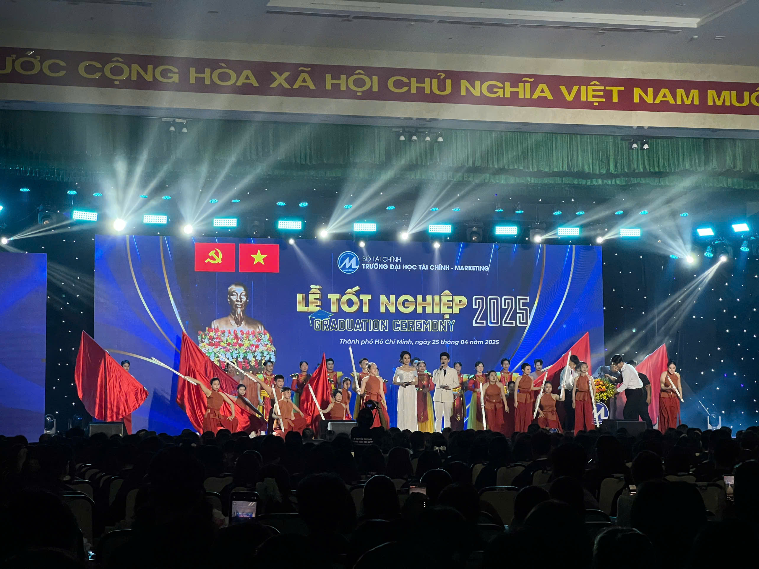 lễ tốt nghiệp trường đh tài chính marketing