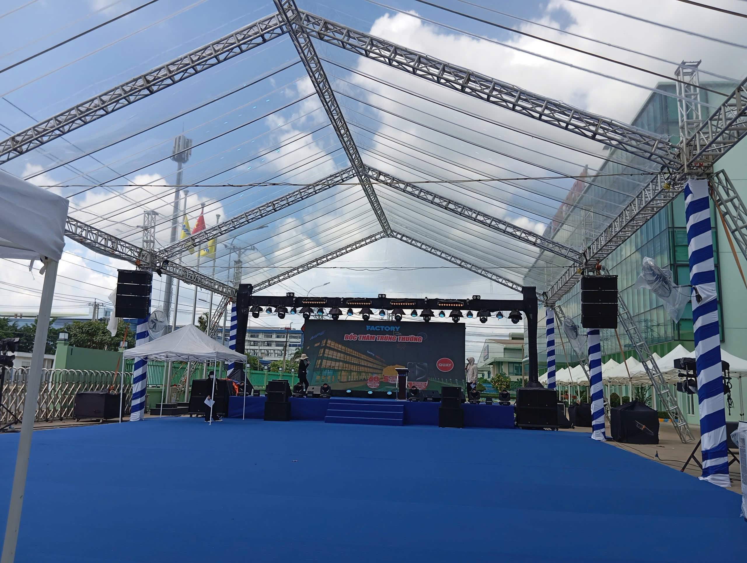 nhà bạt mái trong