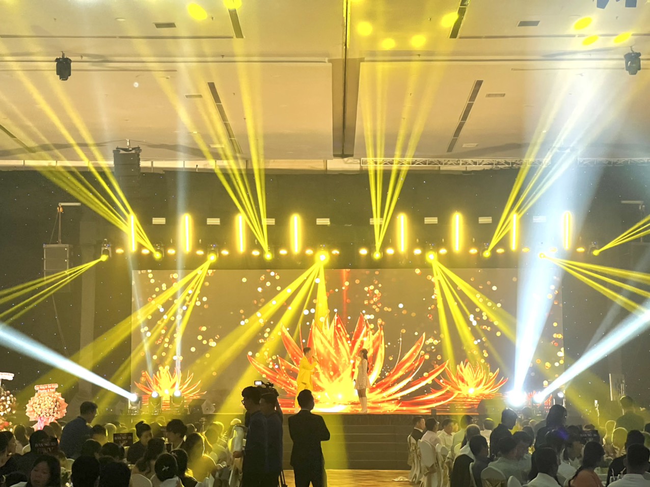 sân khấu sự kiện