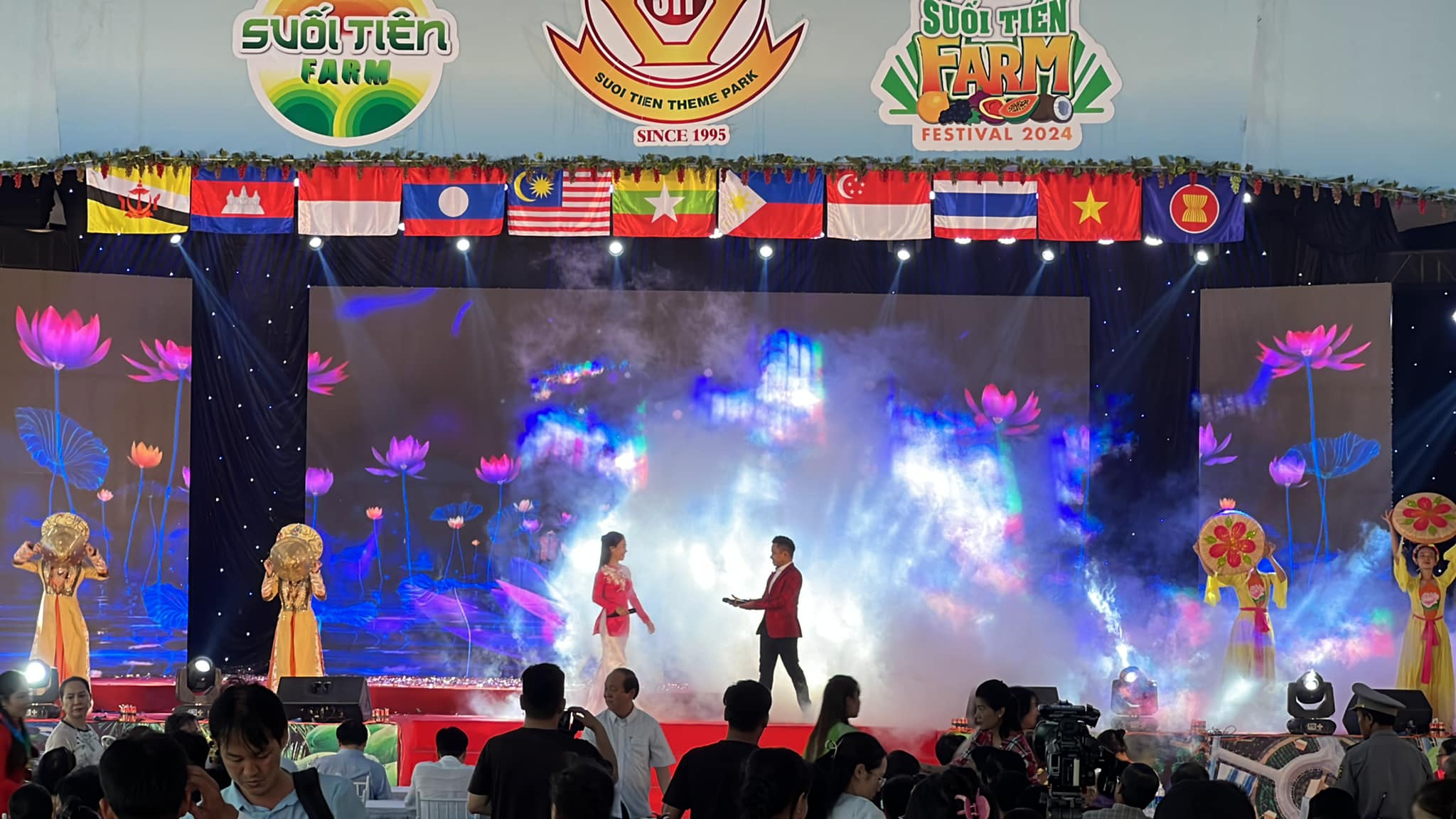 sân khấu sự kiện