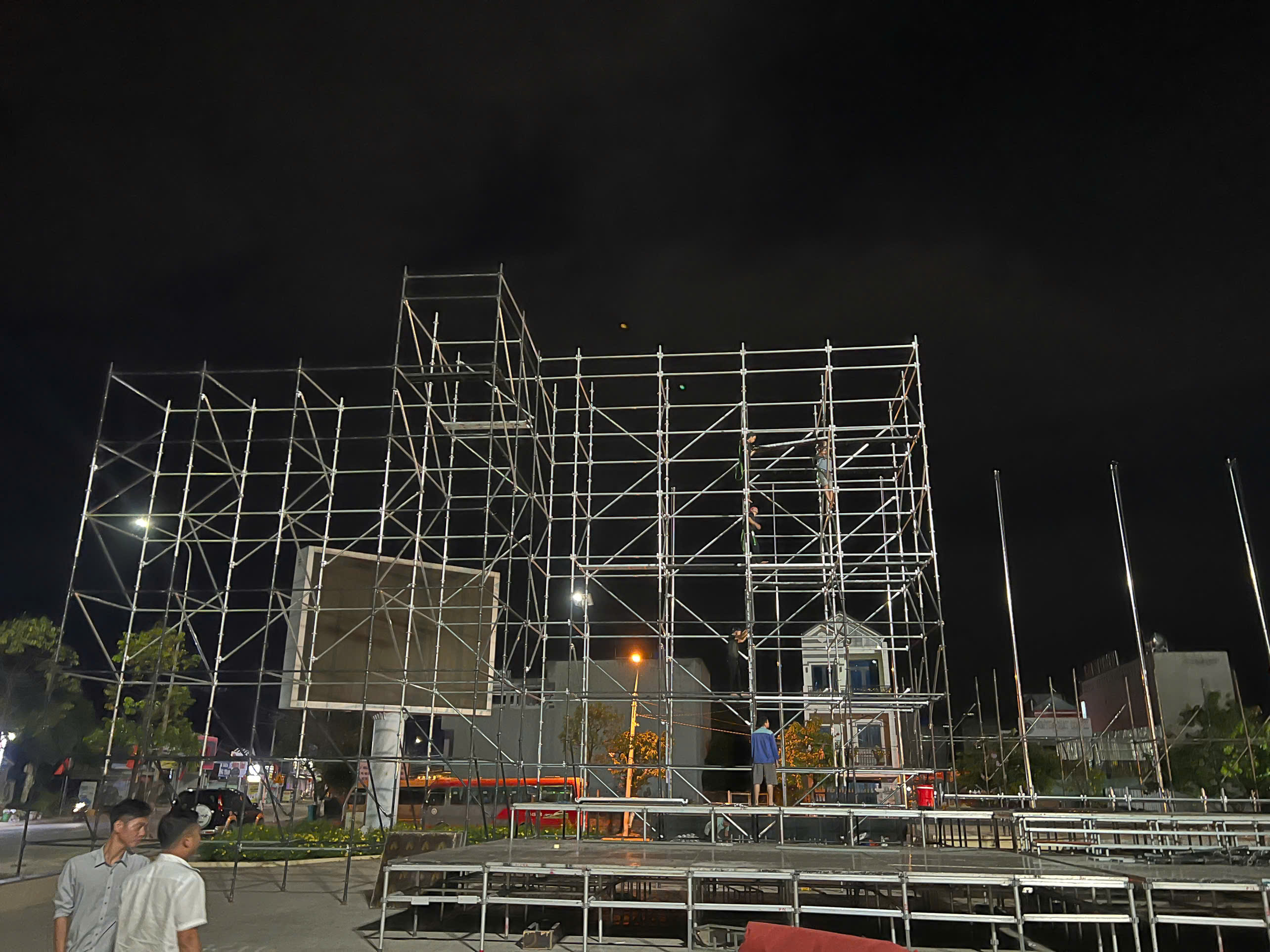 số lớp layer truss phụ thuộc và số lượng thiết bị