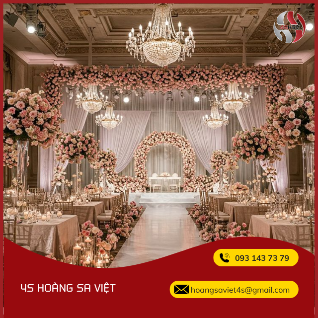 Decor sân khấu cưới bằng đèn chùm, dải lụa, nhựa mờ Decor sân khấu cưới bằng đèn chùm, dải lụa, nhựa mờ